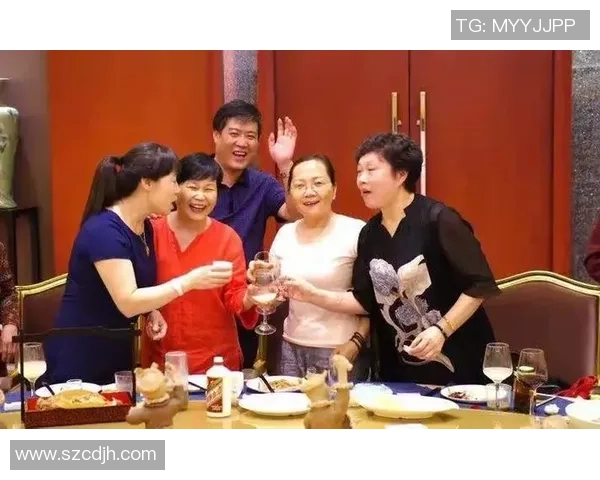 足球明星欢聚一堂庆祝合体瞬间展现团结与友谊的美好时刻